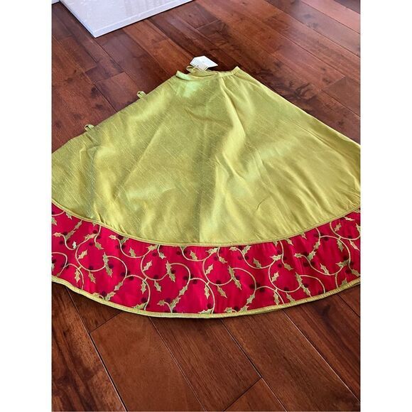 New Regency International Christmas Tree skirt and Table Runner Bright Green wit - Picture 2 of 8